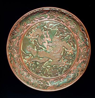 Runde Schale mit neun Drachen dekoriert, Ming-Dynastie 1403-1644, Jianjing-Periode 1522-66 von Chinese School